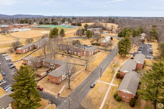 14 Revere Dr in Bloomfield, CT - Foto de edificio - Building Photo