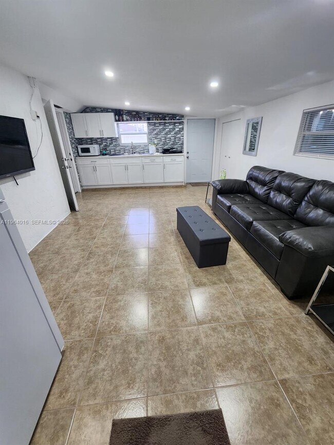 2880 NW 56th St in Miami, FL - Building Photo - Building Photo