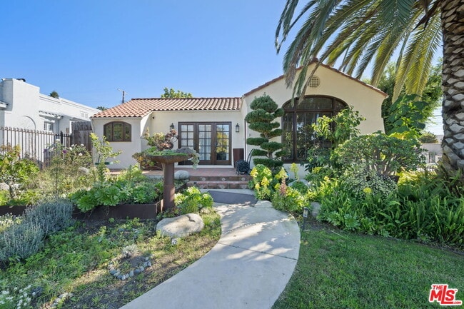 property at 962 S Plymouth Blvd