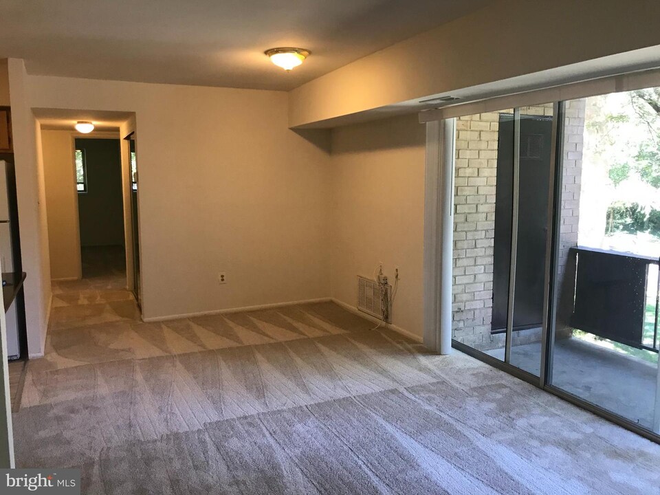 7821 Enola St-Unit -106 in McLean, VA - Foto de edificio