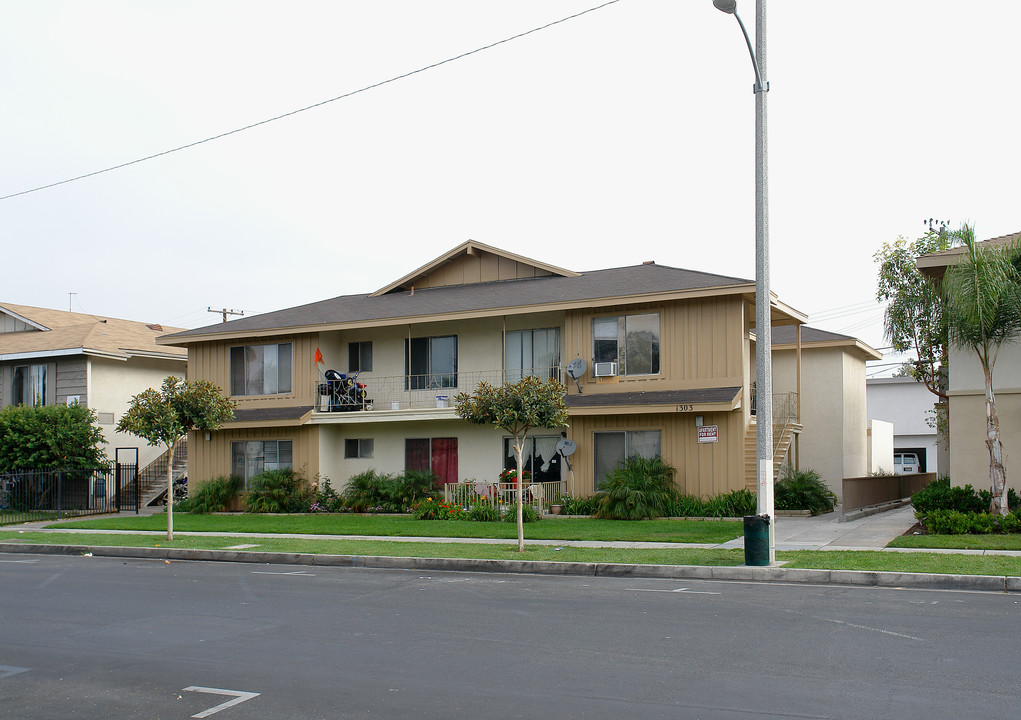 1303 W Lynne Ave in Anaheim, CA - Building Photo