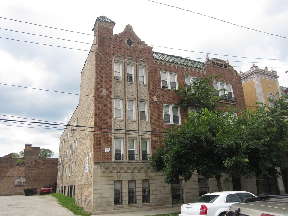 Austin Oaks in Chicago, IL - Building Photo