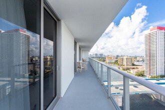 4010 S Ocean Dr in Hollywood, FL - Building Photo - Building Photo