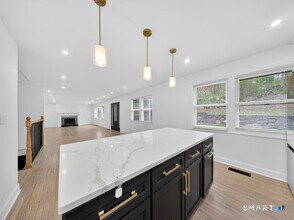 20 Oakridge Rd in Trumbull, CT - Building Photo - Building Photo
