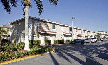 La Villas De Fountainbleu in Miami, FL - Building Photo - Building Photo