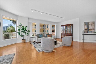 555 5th Ave NE in St. Petersburg, FL - Foto de edificio - Building Photo