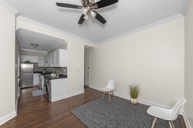 property at 915 W Waveland Ave