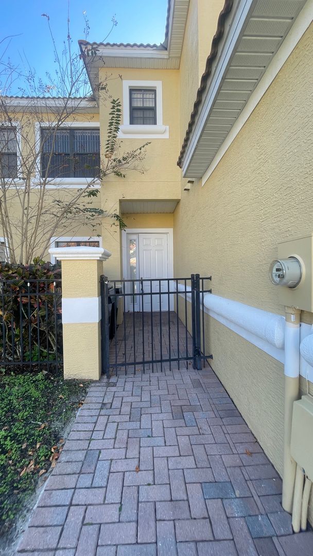 1307 Clove Dr in Poinciana, FL - Building Photo - Building Photo