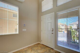 10700 Shasta Glow Ct in Henderson, NV - Building Photo - Building Photo