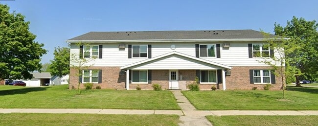 2215 Sylvan Way, Unit #4 in West Bend, WI - Building Photo - Building Photo