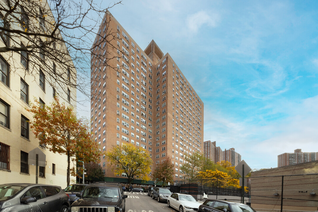 Inwood Terrace in New York, NY - Building Photo