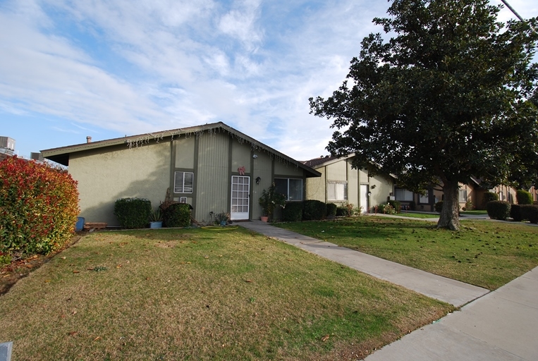 6104 Stine Rd in Bakersfield, CA - Building Photo