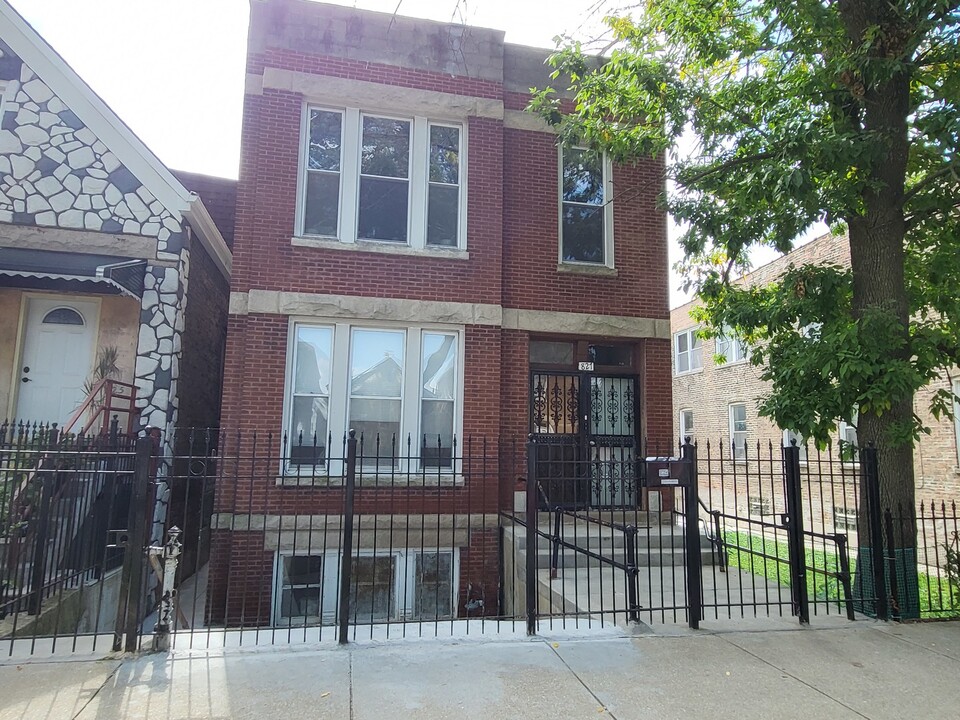 827 W 33rd Pl in Chicago, IL - Building Photo