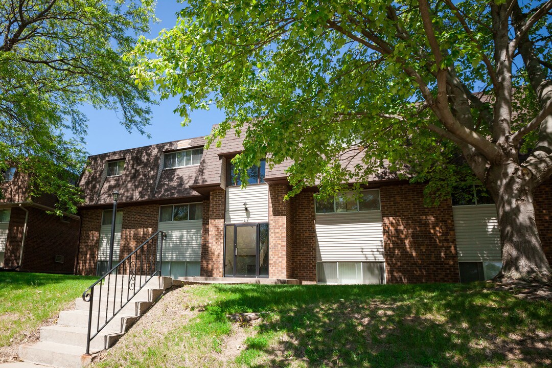 Lantern Park in Coralville, IA - Foto de edificio
