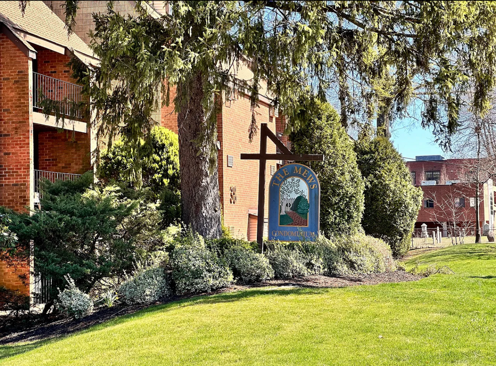42 N Main St, Unit The Mews in West Hartford, CT - Foto de edificio