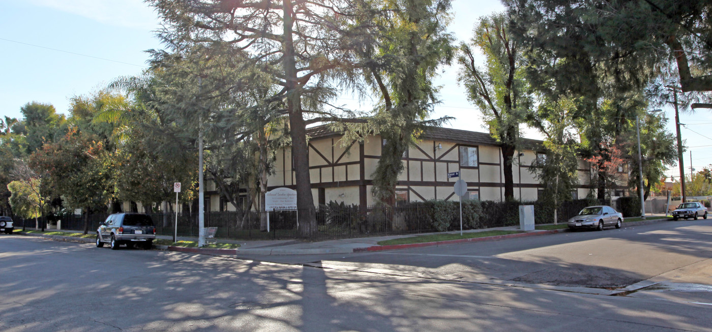 6933 Milwood Ave in Canoga Park, CA - Foto de edificio