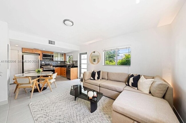 1050 7th St, Unit 1050-3 in Miami Beach, FL - Foto de edificio - Building Photo