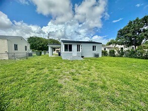 2014 NW 43rd St in Miami, FL - Building Photo - Building Photo