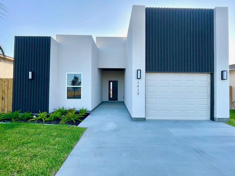 1412 El CAPORAL DR. in Laredo, TX - Building Photo