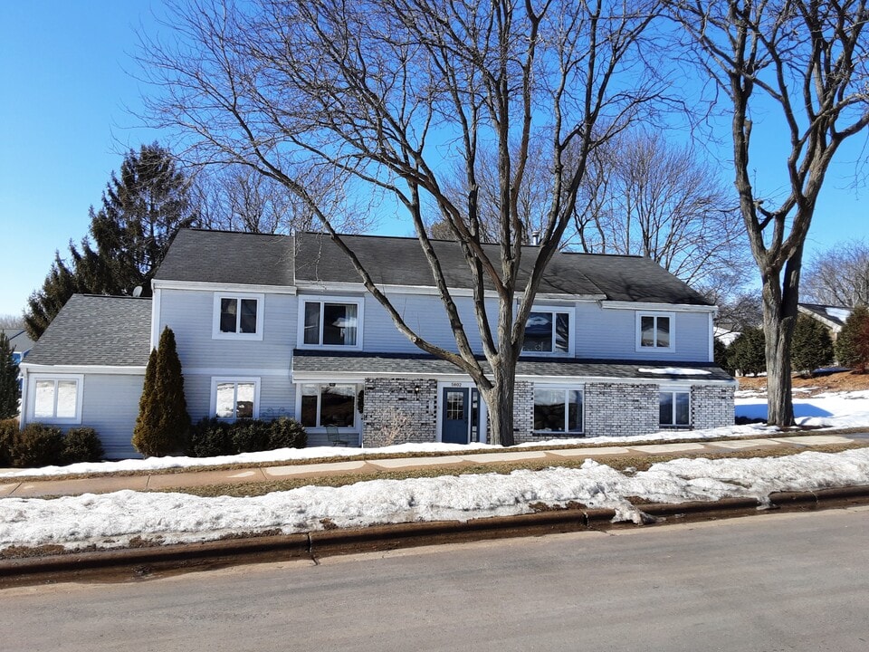 5802 Highland Ter, Unit 2 in Middleton, WI - Foto de edificio