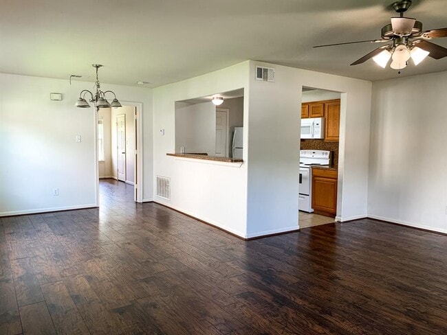 605 Wades Way in Navasota, TX - Building Photo - Building Photo