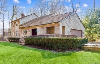 2581 Roanoke Ave in Riverhead, NY - Building Photo