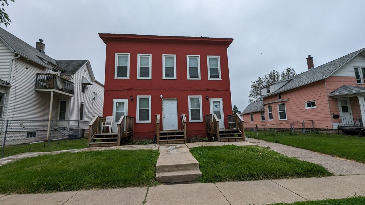2023 W 6th St, Unit 2023 1/2 in Davenport, IA - Building Photo