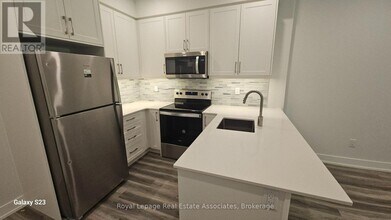1100 Lackner Pl in Kitchener, ON - Building Photo - Building Photo