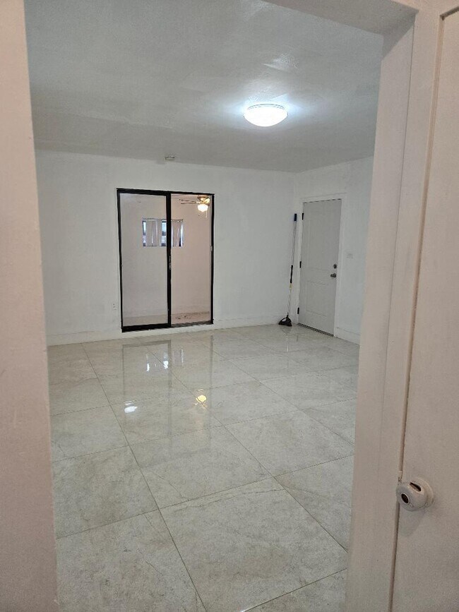 1020 NW 147th St in Miami, FL - Building Photo - Building Photo