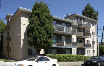 585 Macarthur Blvd in Oakland, CA - Foto de edificio - Building Photo