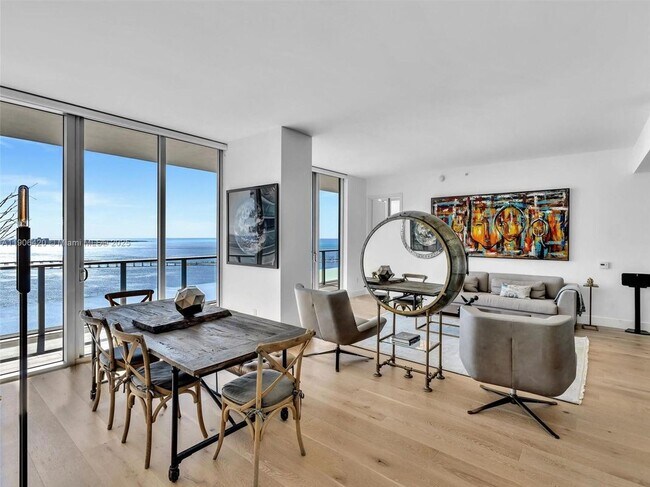 1300 Brickell Bay Dr in Miami, FL - Foto de edificio - Building Photo