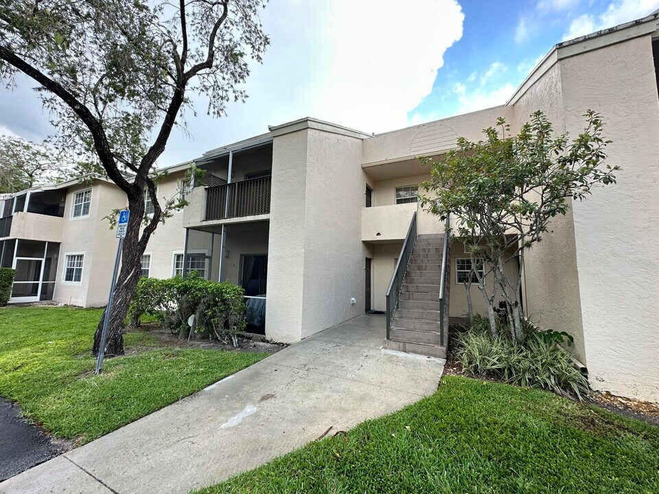 671 Cypress Lake Blvd in Pompano Beach, FL - Building Photo