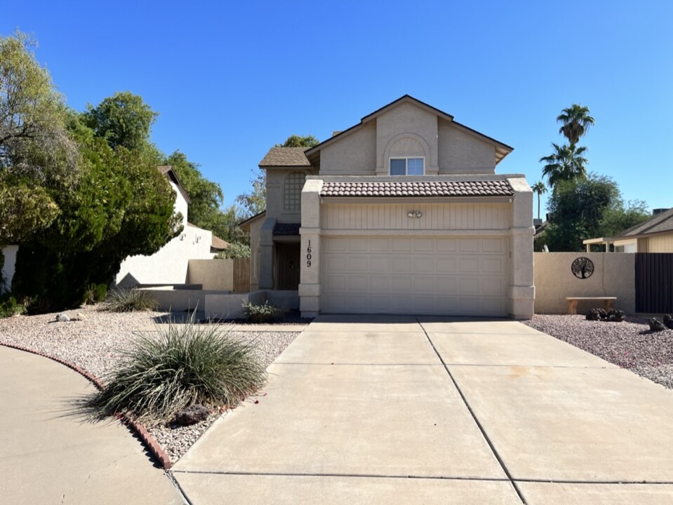 1609 N Calle Cir in Chandler, AZ - Foto de edificio