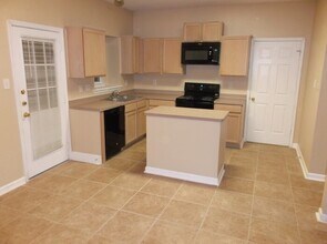8 Branchfield in San Antonio, TX - Building Photo - Building Photo