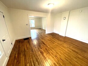 49 Central St, Unit 1 in Northfield, VT - Foto de edificio - Building Photo