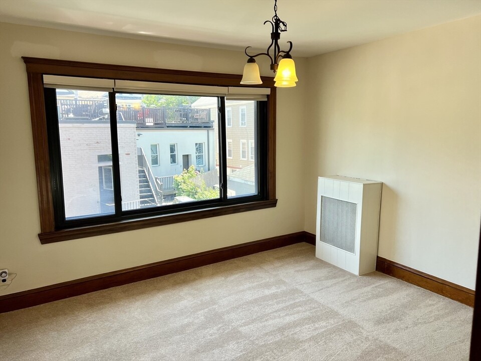 8 Fairfax St, Unit #1F in Somerville, MA - Foto de edificio