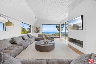 23812 Malibu Crest Dr in Malibu, CA - Building Photo - Building Photo