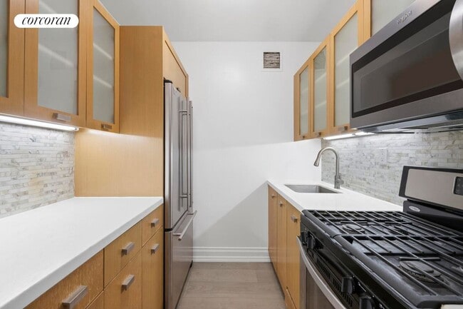 212 E 47th St in New York, NY - Building Photo - Building Photo