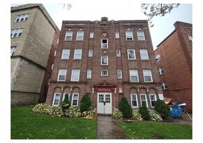 West Blvd in Cleveland, OH - Building Photo