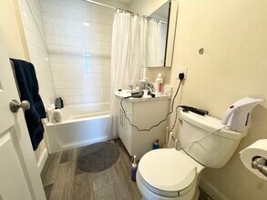 28 Hillside St, Unit 2 in Boston, MA - Foto de edificio - Building Photo