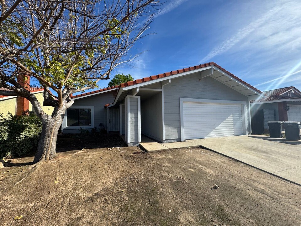 231 Laurelwood Ln in Lake Elsinore, CA - Building Photo