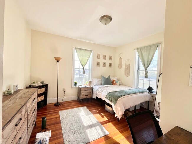 107 Fisher Ave, Unit 1 in Boston, MA - Foto de edificio - Building Photo