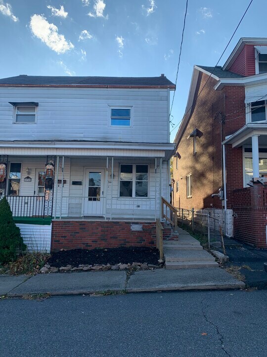 240 N Nice St in Frackville, PA - Building Photo