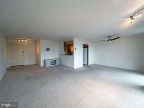 6100 Westchester Park Dr in College Park, MD - Building Photo - Building Photo