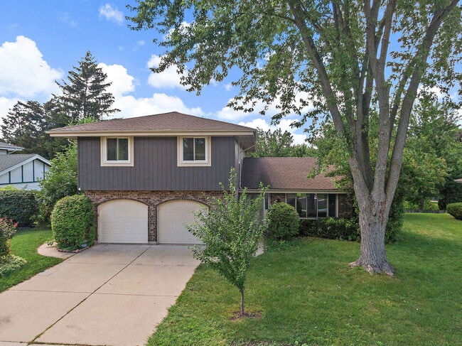 1126 Tiverton Ct in Schaumburg, IL - Building Photo - Building Photo