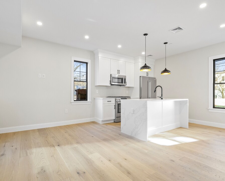 48 Woodward St, Unit Rear in Boston, MA - Building Photo