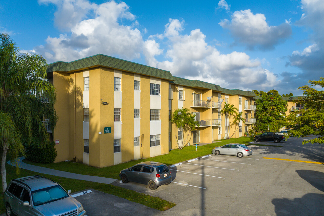 Miller Lake Apartments in Miami, FL - Foto de edificio