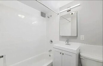 340 W 48th St in New York, NY - Foto de edificio - Building Photo