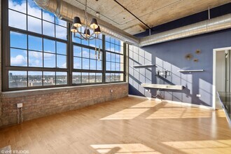 3963 W Belmont Ave, Unit 517 in Chicago, IL - Foto de edificio - Building Photo