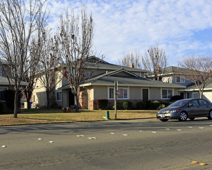 5708 42nd St in Sacramento, CA - Foto de edificio